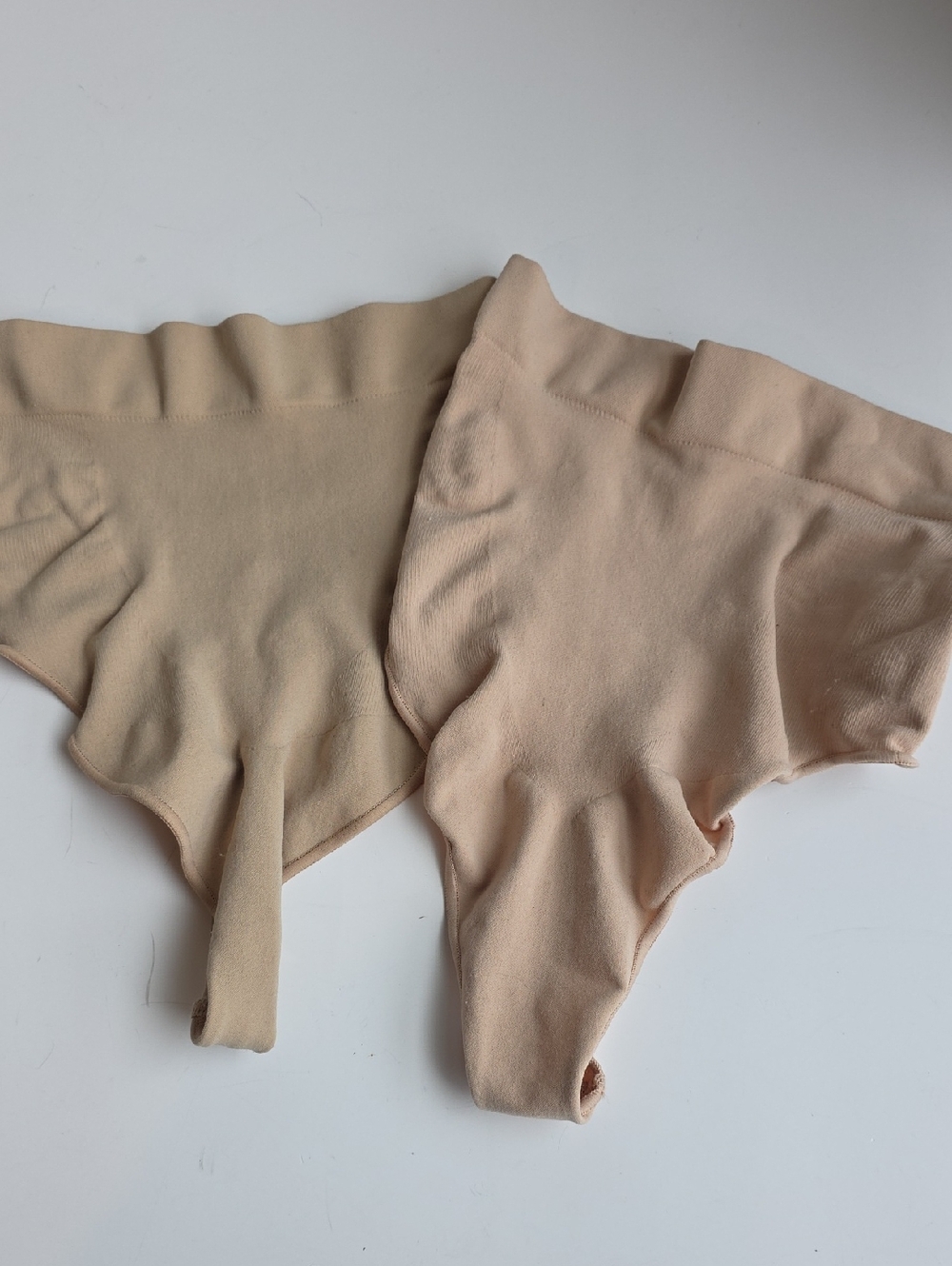 NWOT SKIMS Seamless Nude/Tan Shapewear Thong - Soft Stretch Bottoms S/M G010